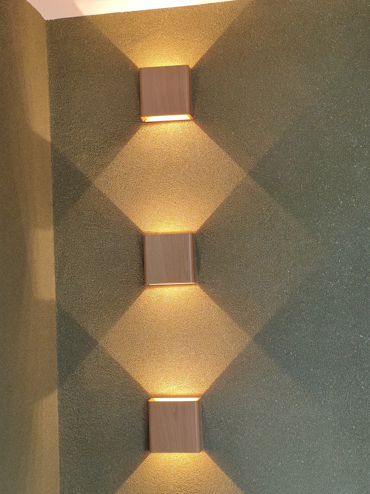 Arandelas instaladas com efeito de luz decorativo