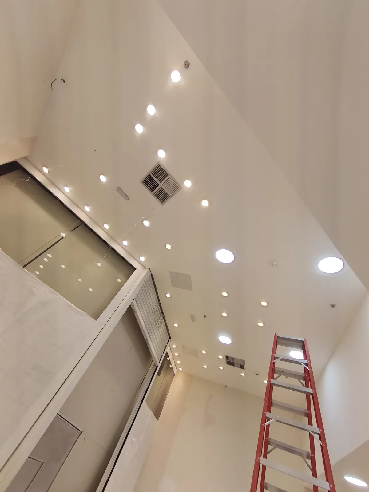 Conjunto de spots instalado em ambiente comercial