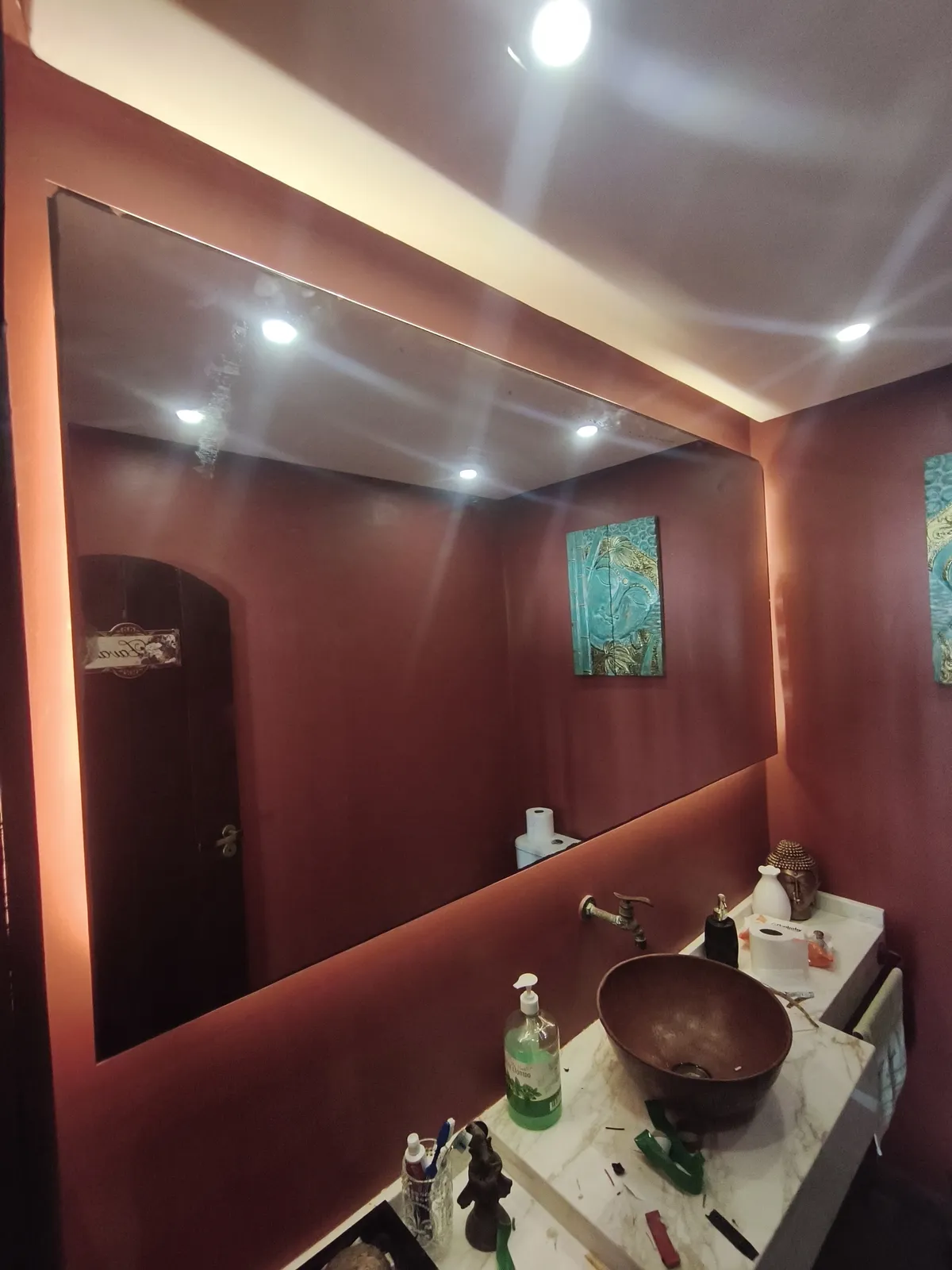 Iluminação indireta instalada em espelho de banheiro