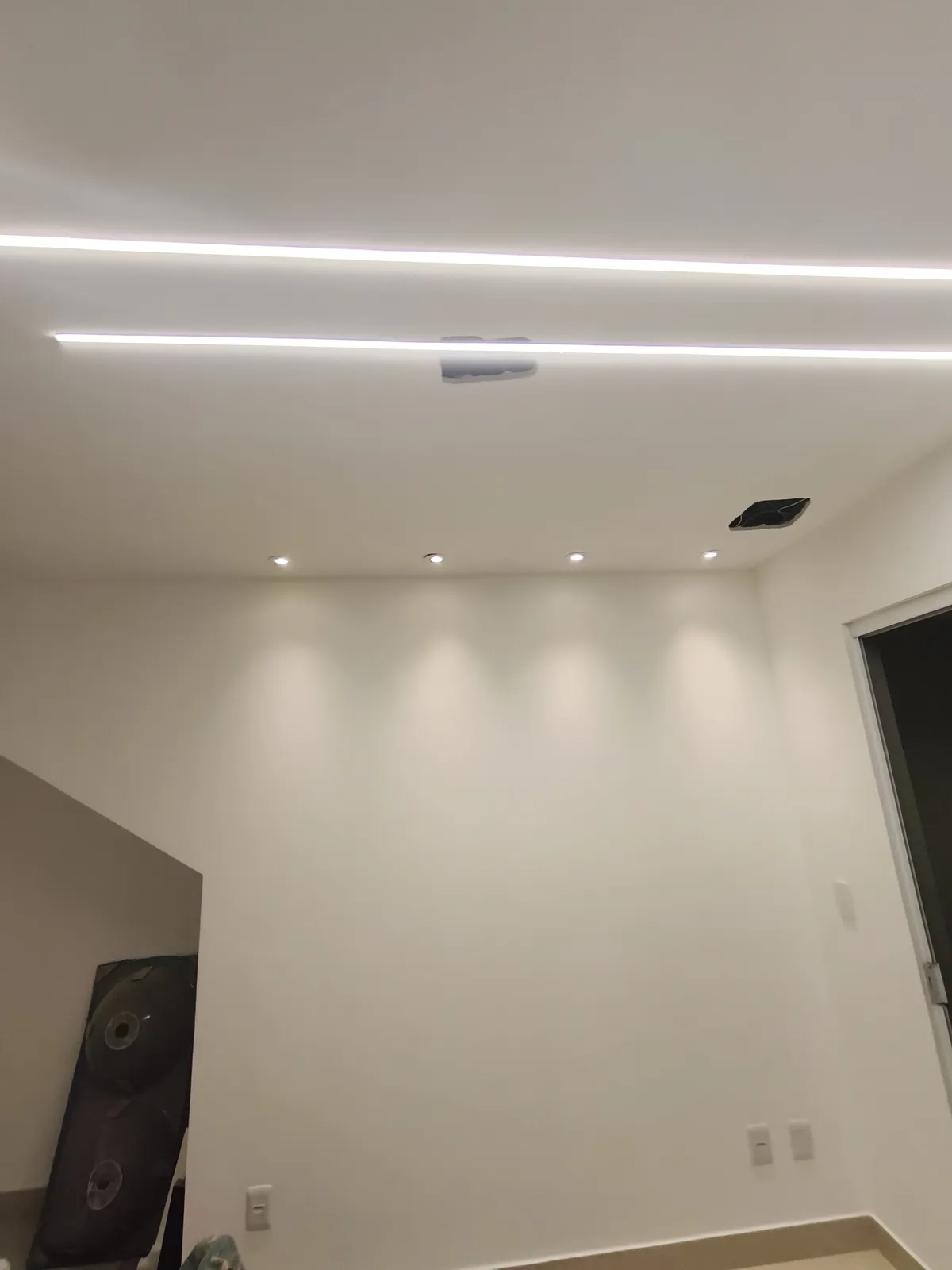 Iluminação linear instalada no teto de residência