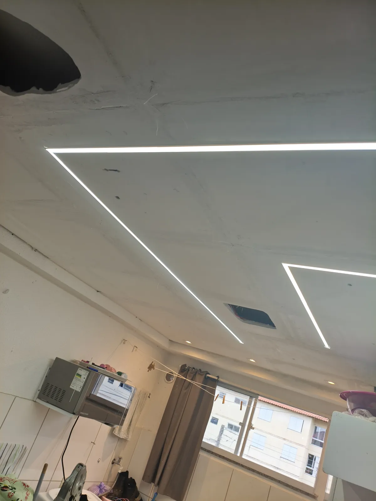 Perfis de iluminação linear instalados no teto