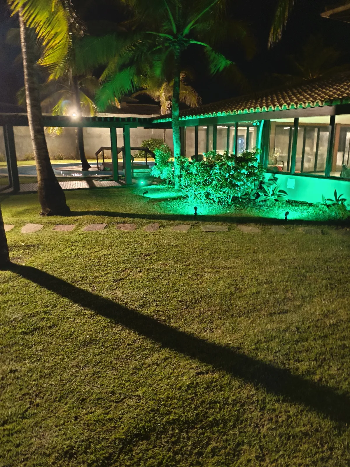 Iluminação paisagística instalada em jardim residencial
