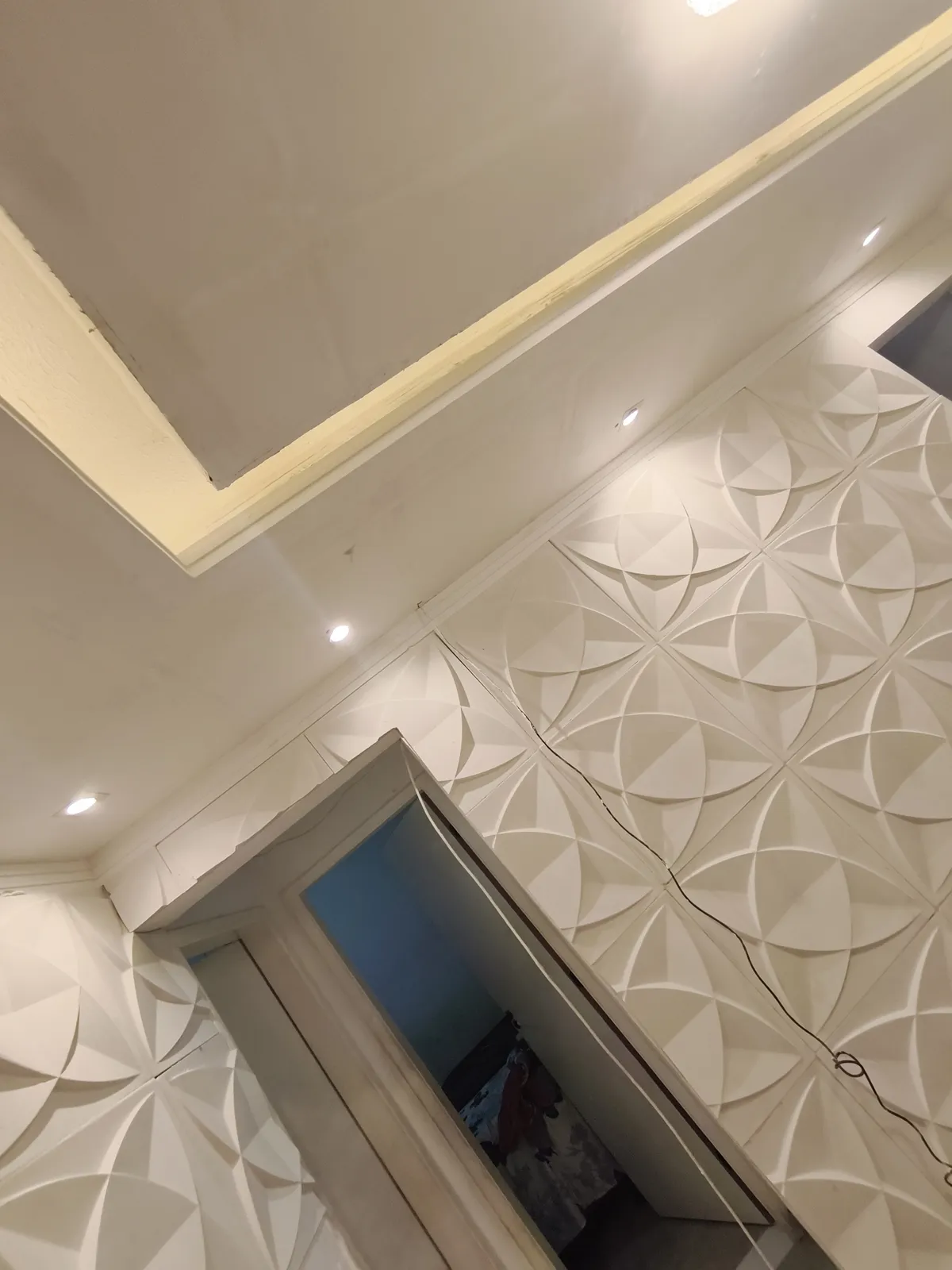 Iluminação decorativa aplicada em parede tridimensional