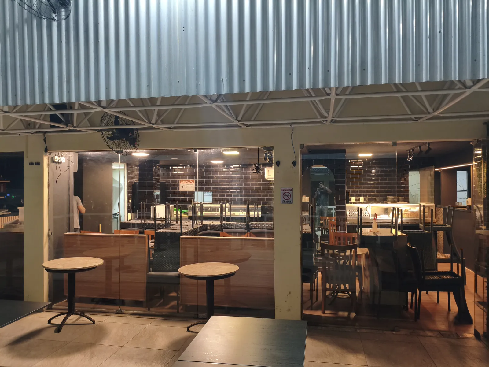 Iluminação comercial instalada em restaurante