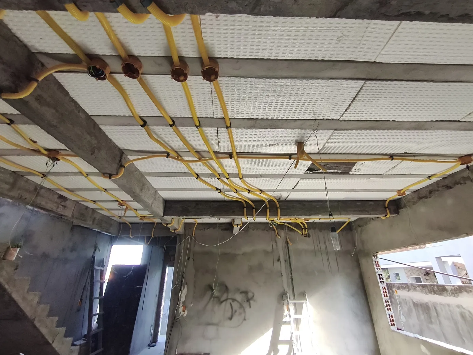 Infraestrutura elétrica distribuída no teto durante a obra