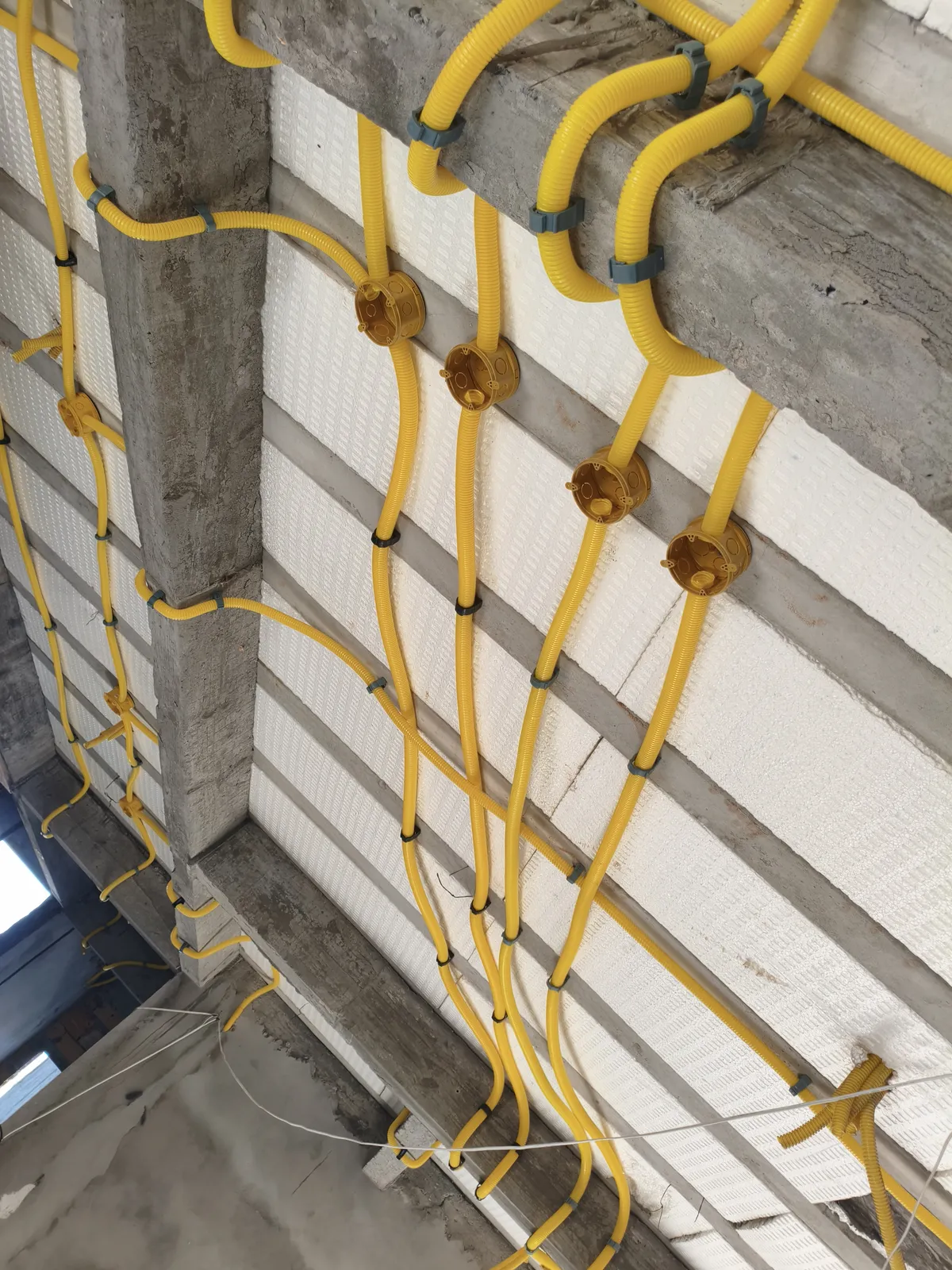 Infraestrutura elétrica embutida com eletrodutos organizados
