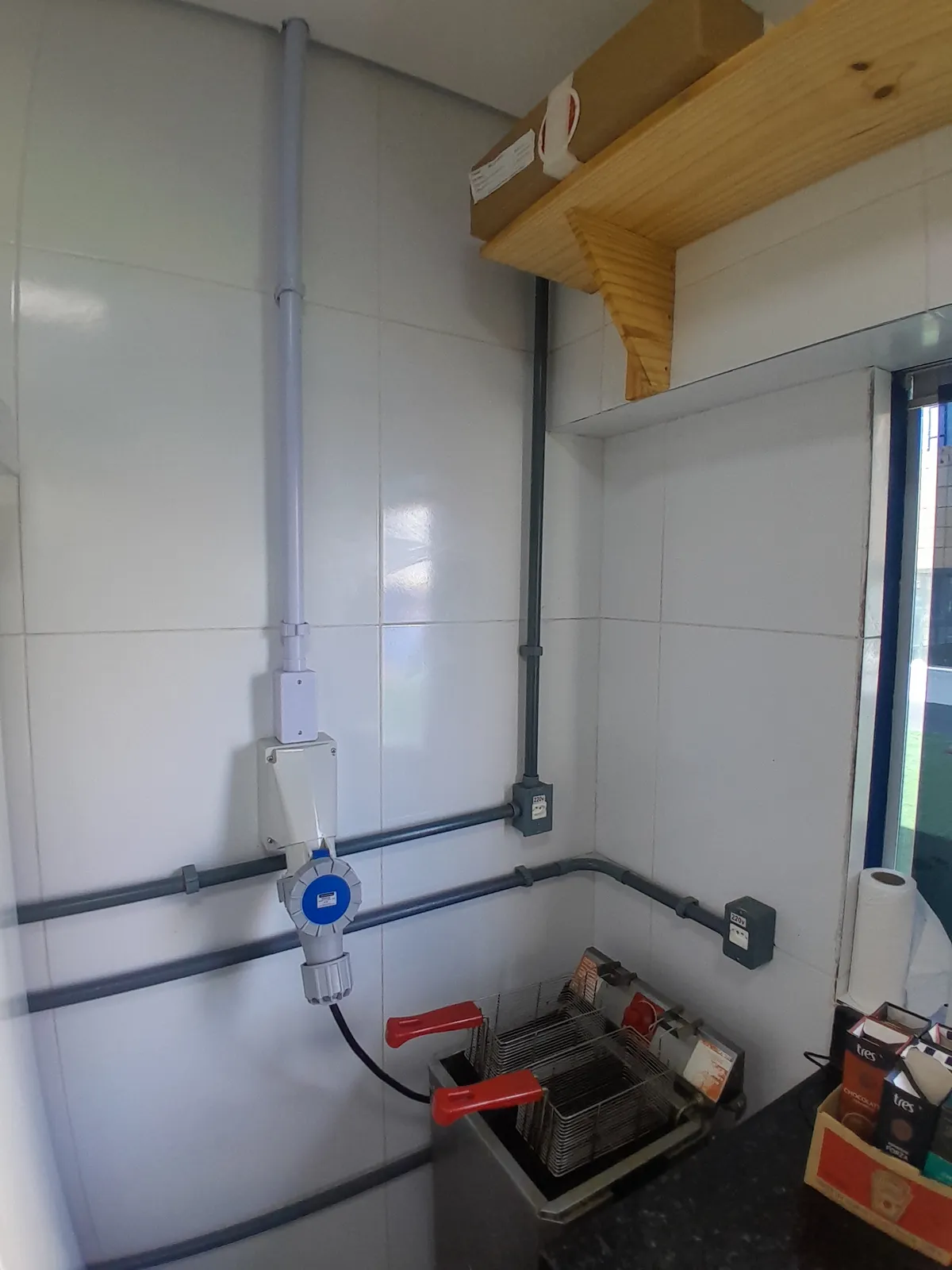 Instalação elétrica comercial com eletrodutos aparentes