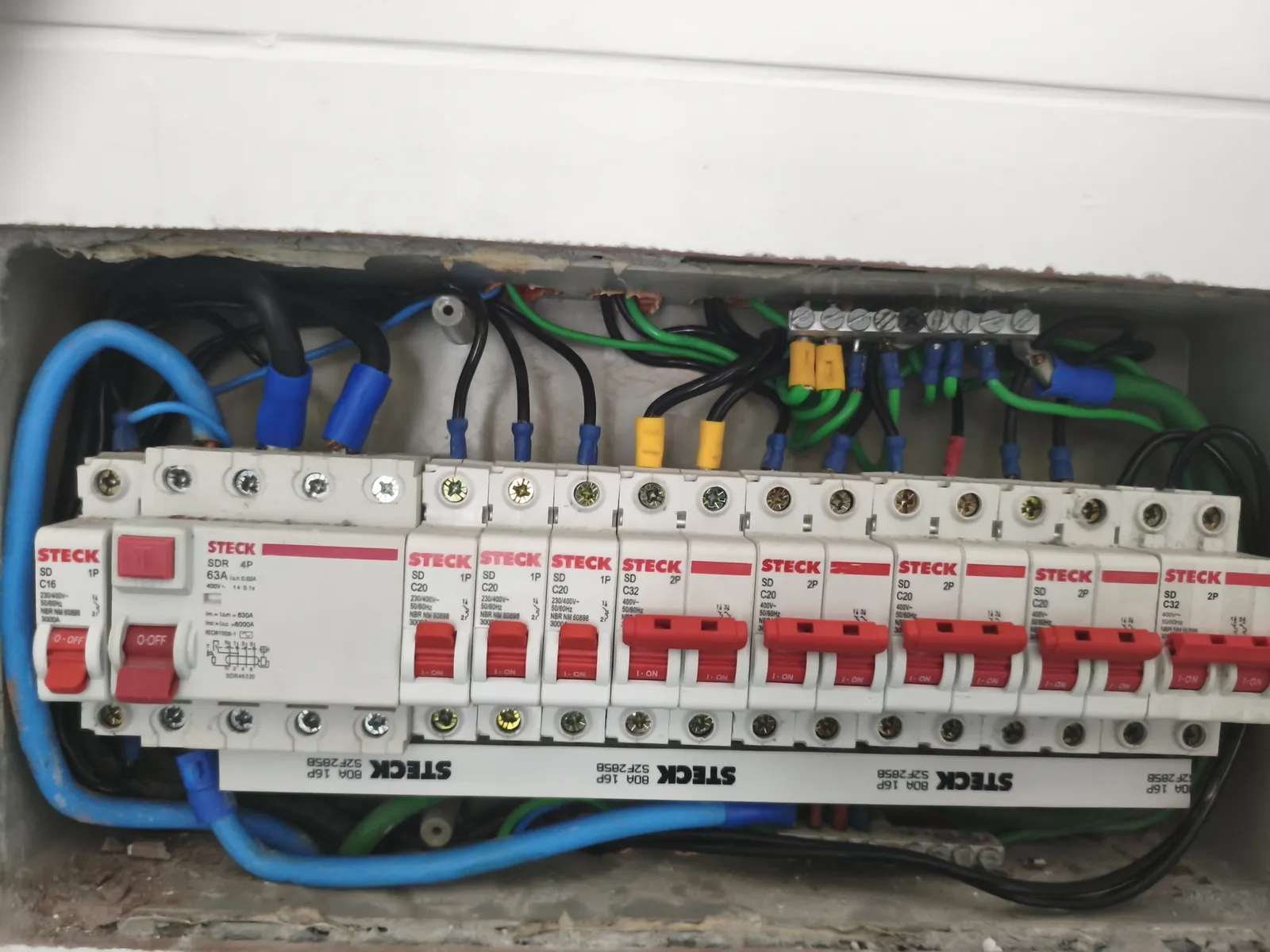 Quadro elétrico com disjuntores e proteção diferencial