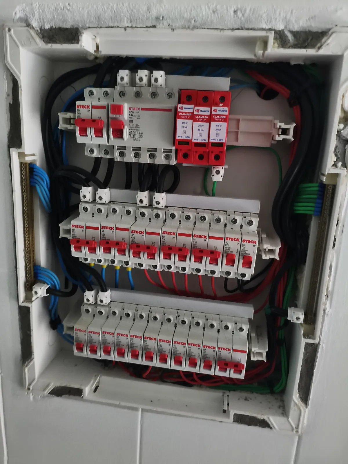 Quadro de distribuição com DR, DPS e circuitos organizados