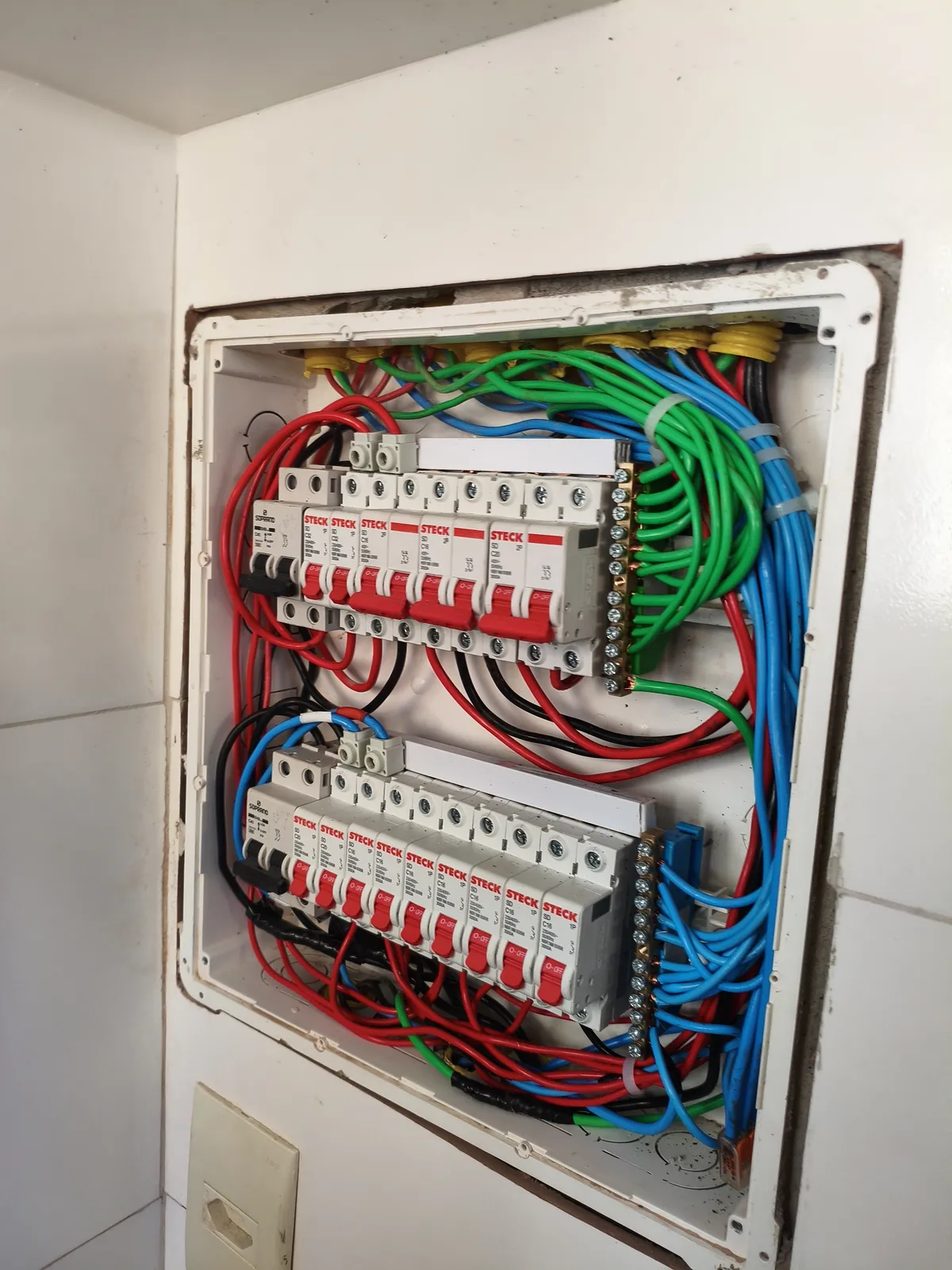 Quadro elétrico residencial com circuitos organizados