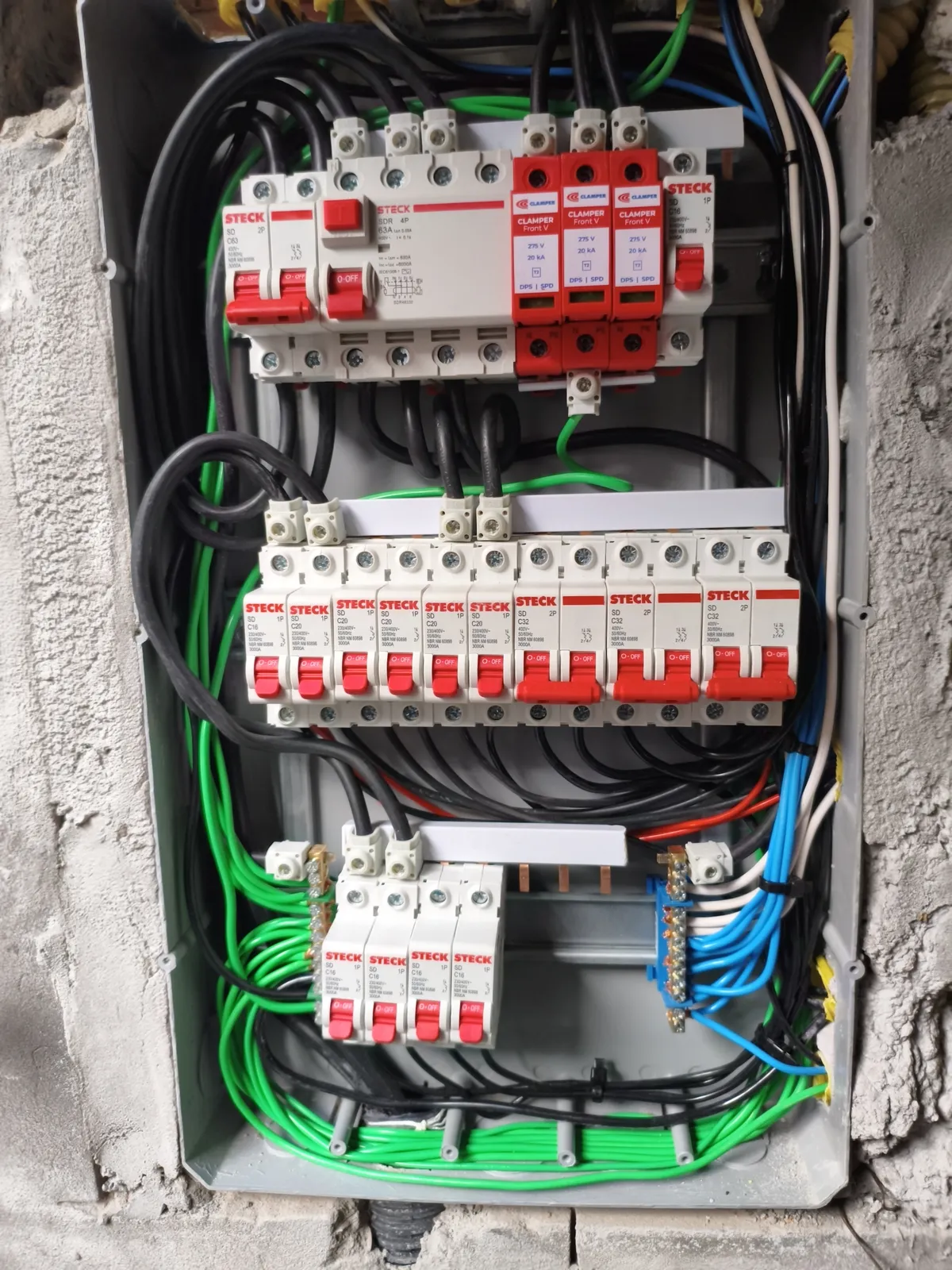 Quadro elétrico com DR, DPS e disjuntores dimensionados