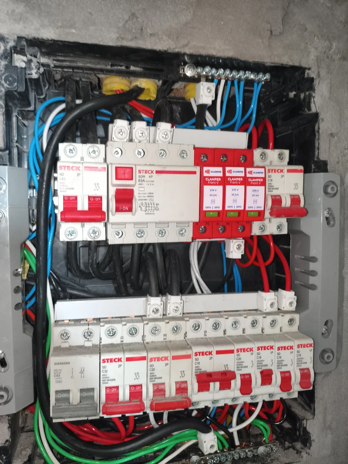 Quadro elétrico residencial com dispositivos de proteção