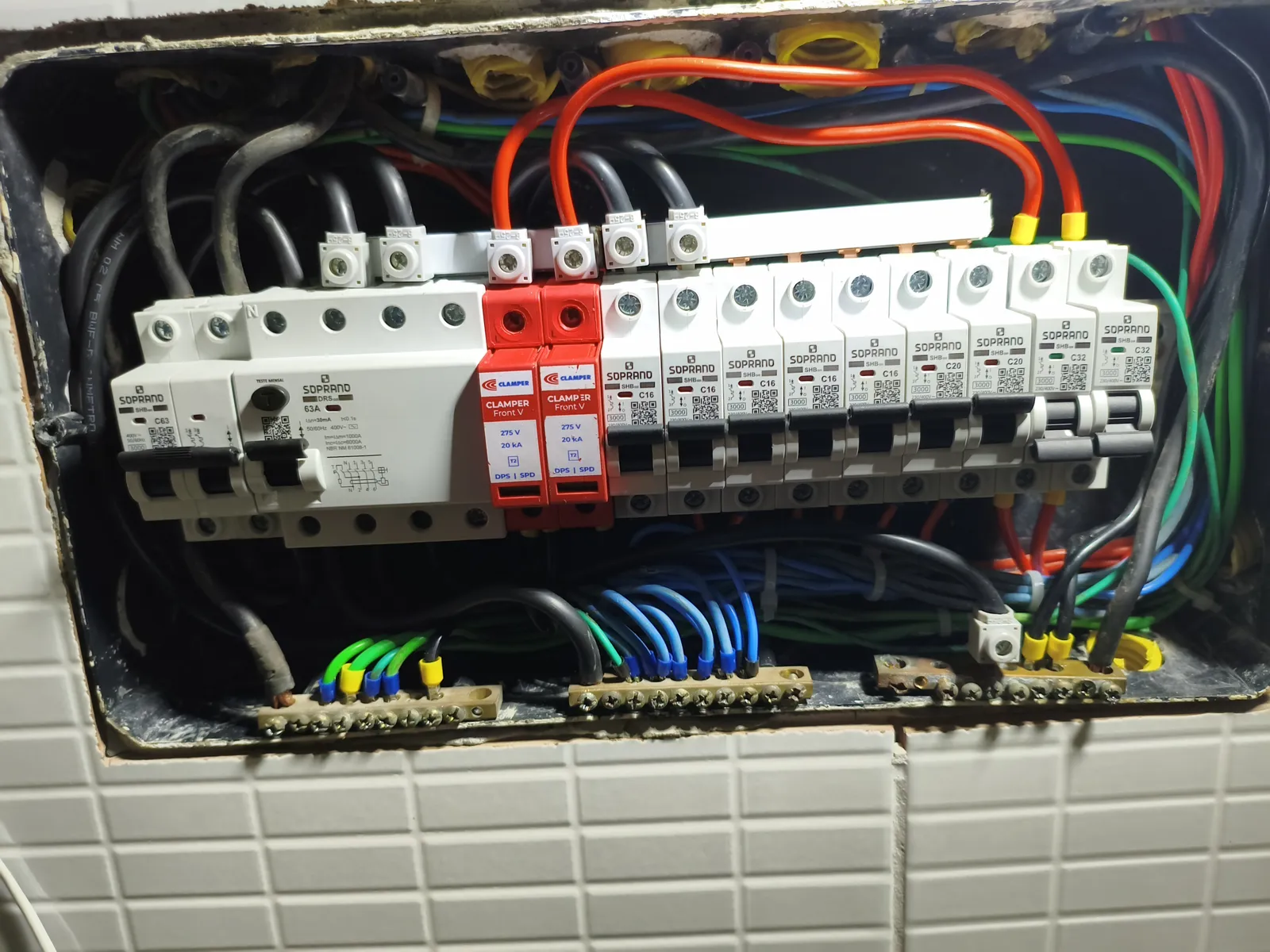 Quadro elétrico com DR, DPS e disjuntores Soprano