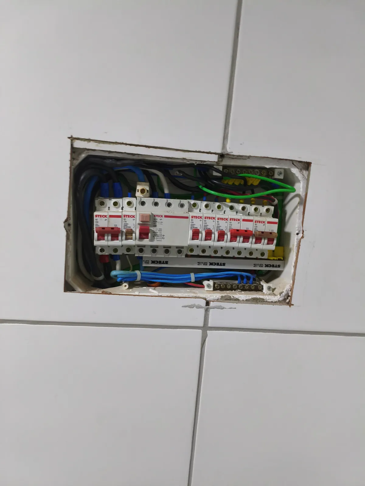 Quadro elétrico embutido com circuitos organizados