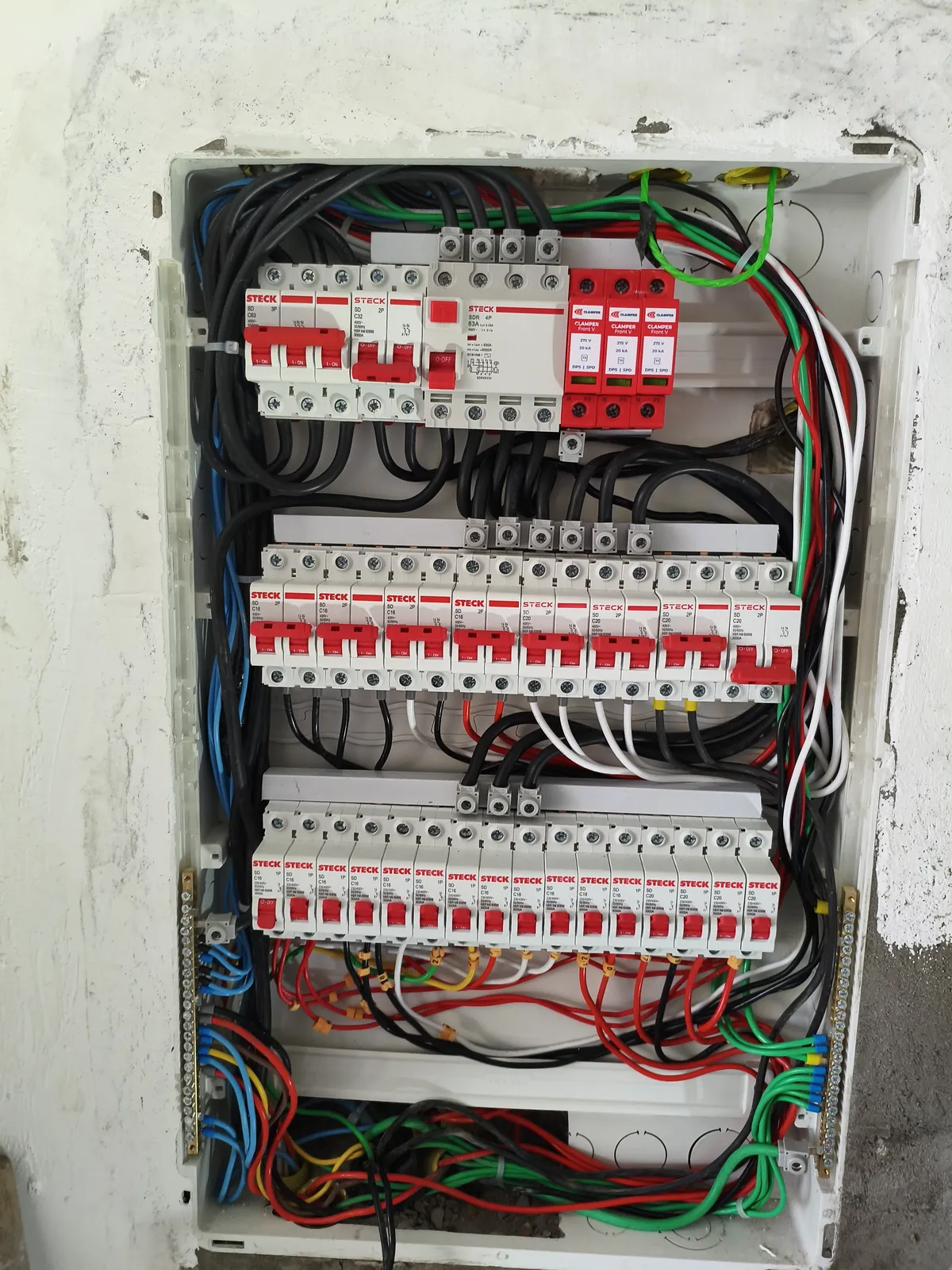 Quadro de distribuição de grande capacidade com proteções completas