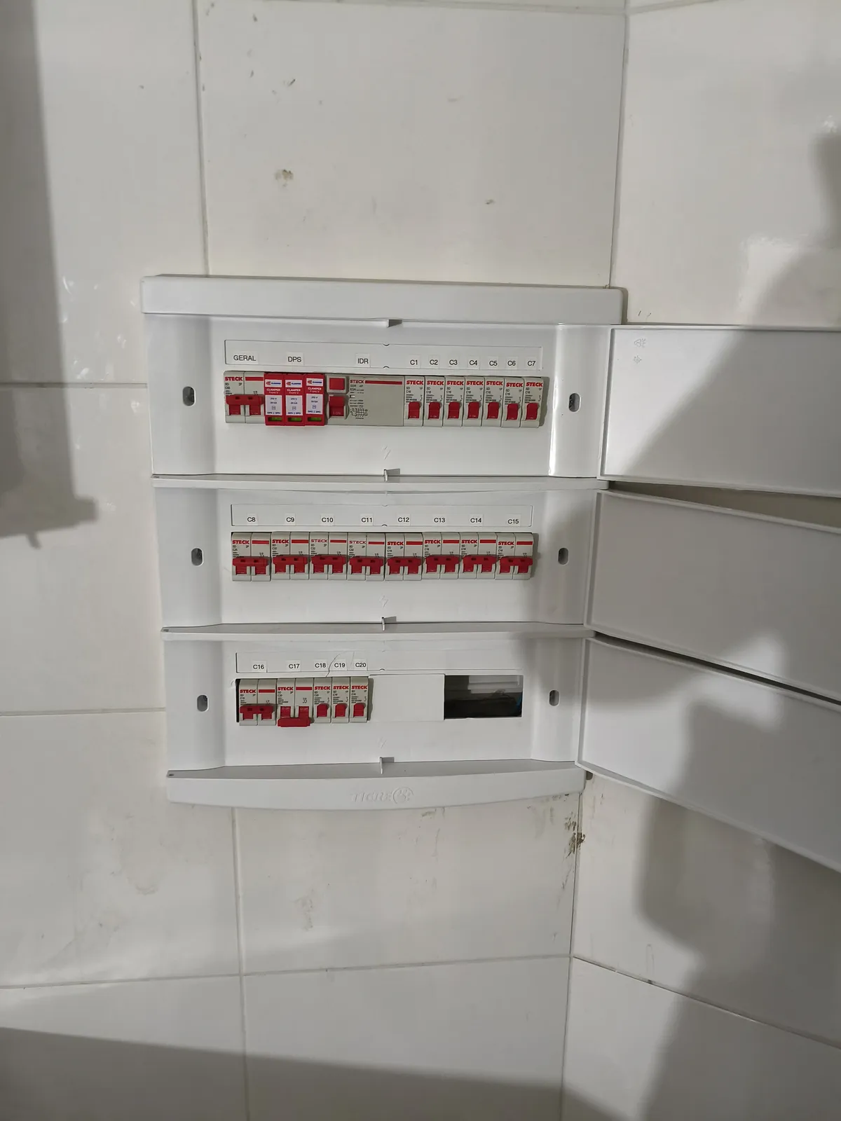 Quadro de distribuição com circuitos organizados e identificados