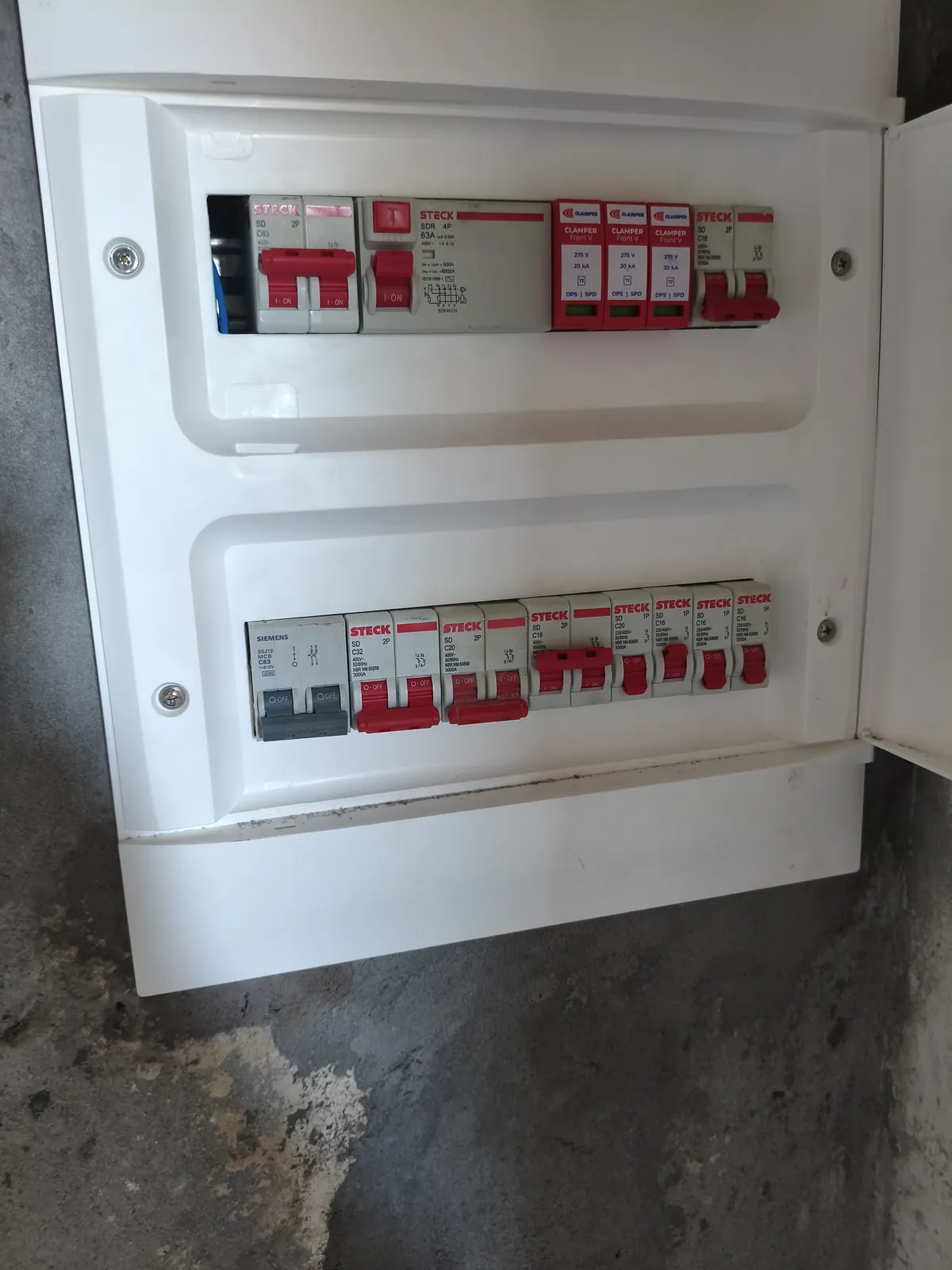 Quadro elétrico fechado com DR, DPS e disjuntores