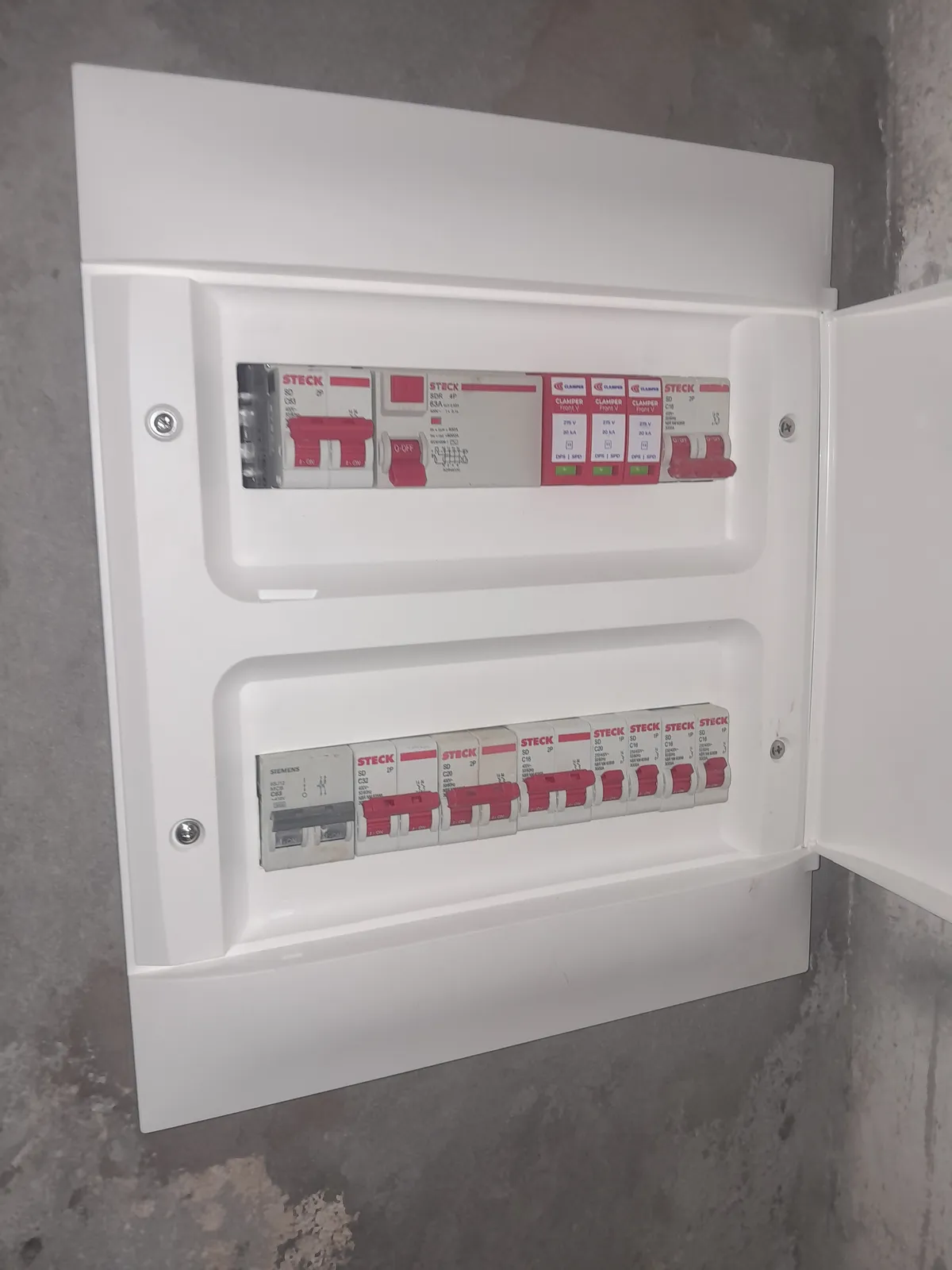 Quadro de proteção elétrica com acabamento branco