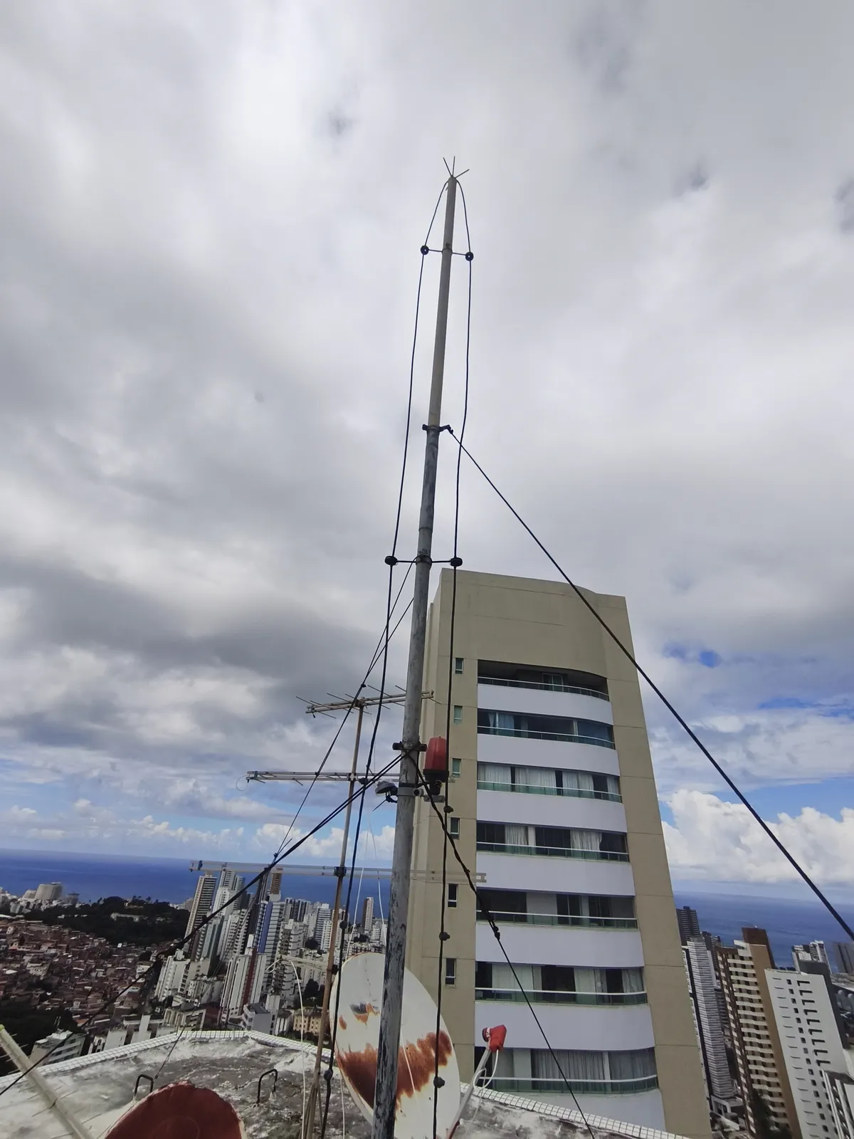 Sistema de proteção contra descargas atmosféricas instalado em edifício
