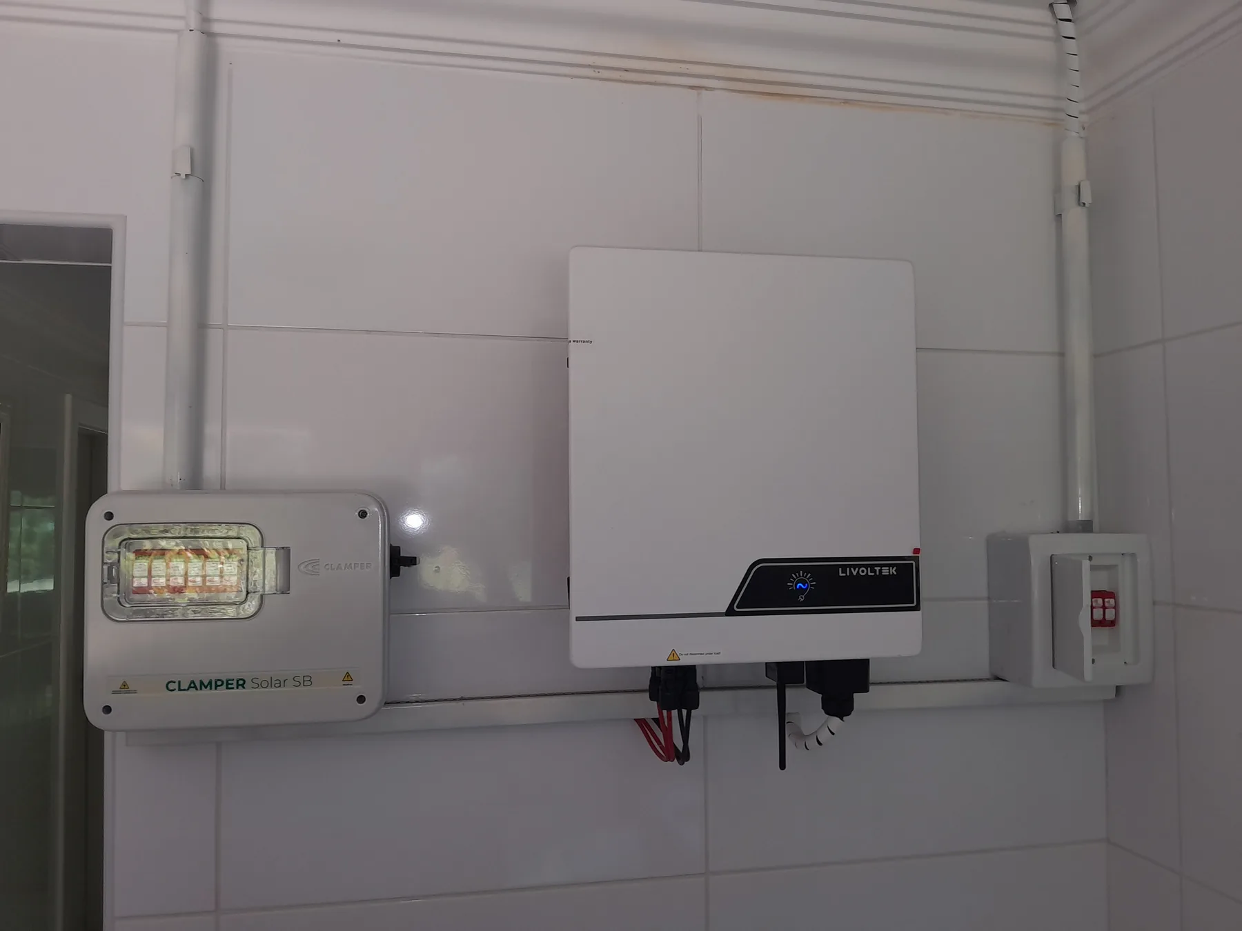 Inversor Livoltek com proteção Clamper Solar instalado