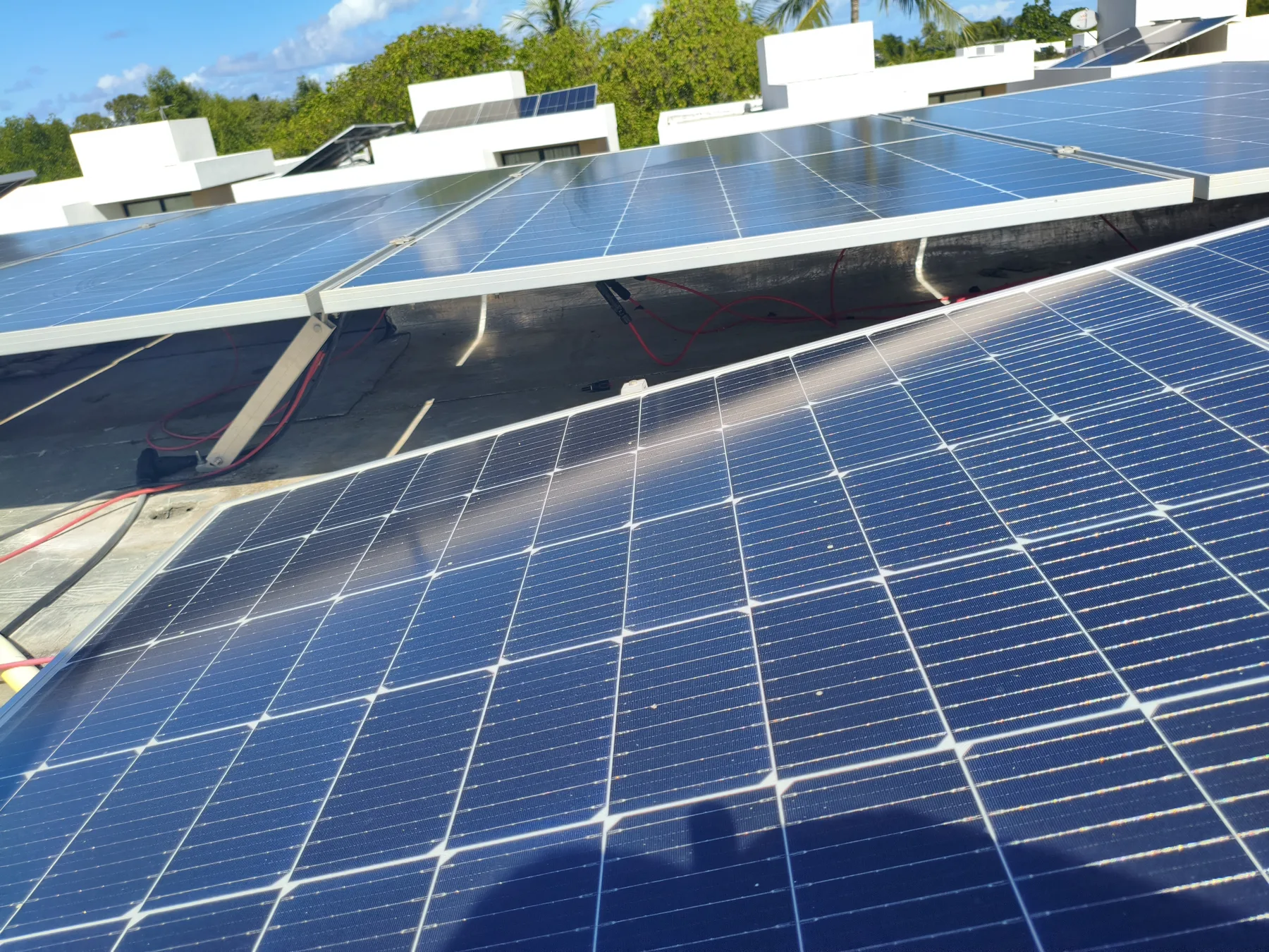 Painéis fotovoltaicos instalados em telhado residencial