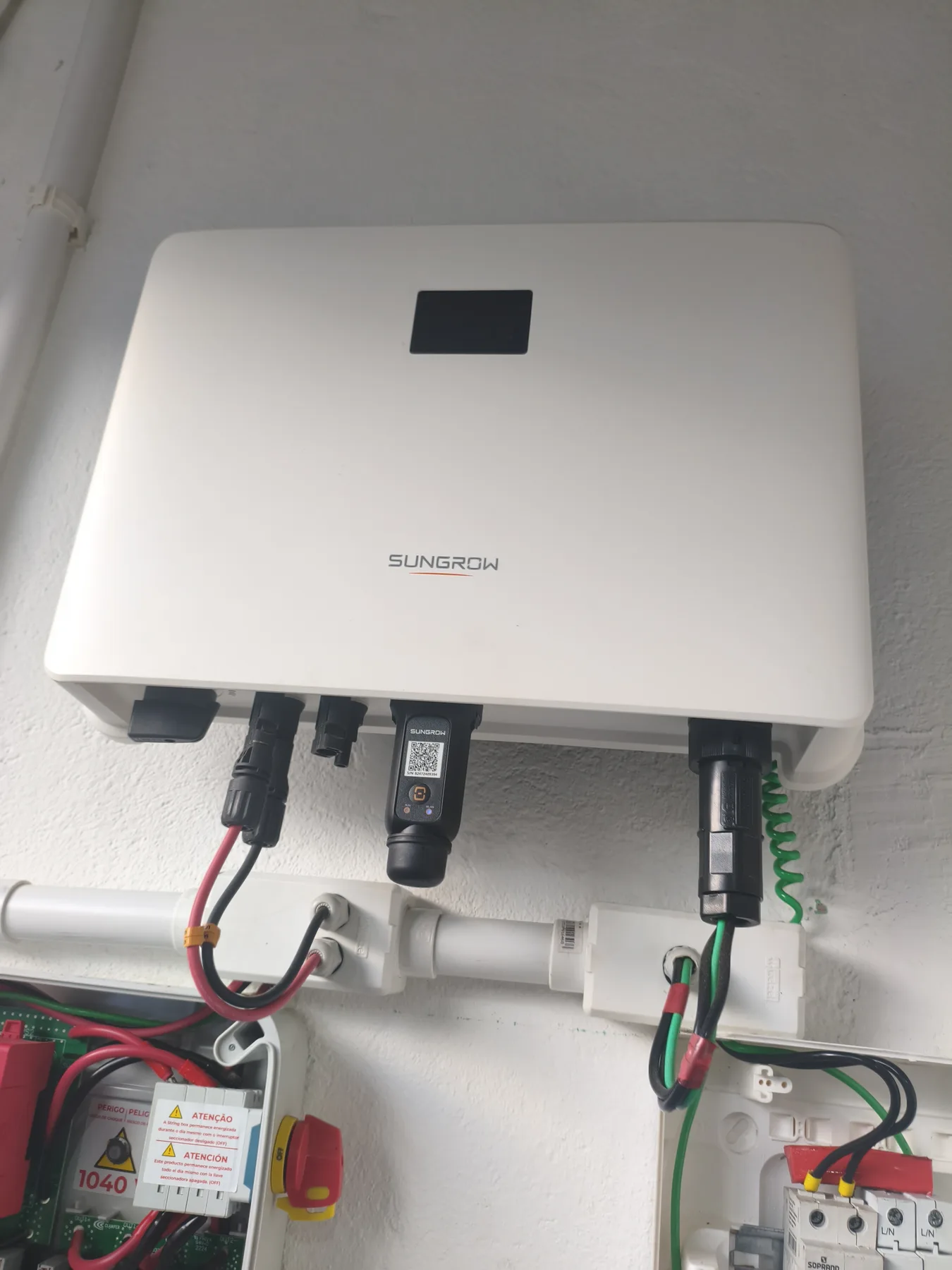 Inversor solar Sungrow instalado e conectado ao sistema elétrico