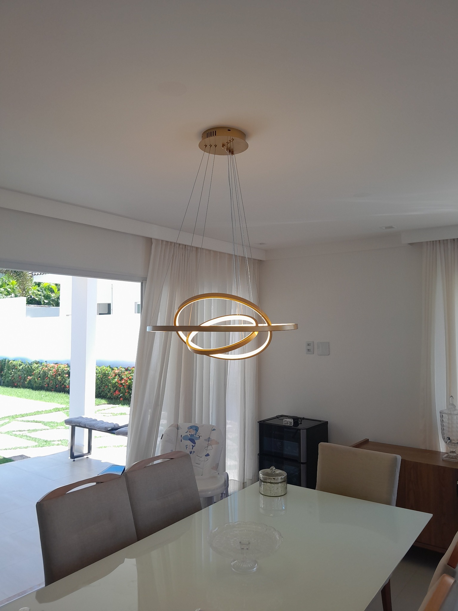 Instalação de lustre moderno