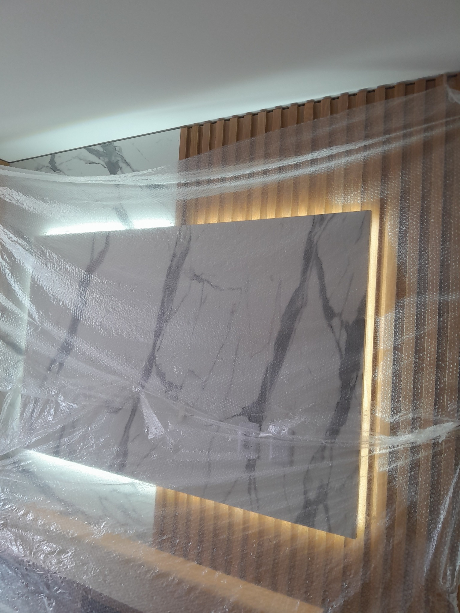 Painel de mármore iluminado e protegido por plástico bolha