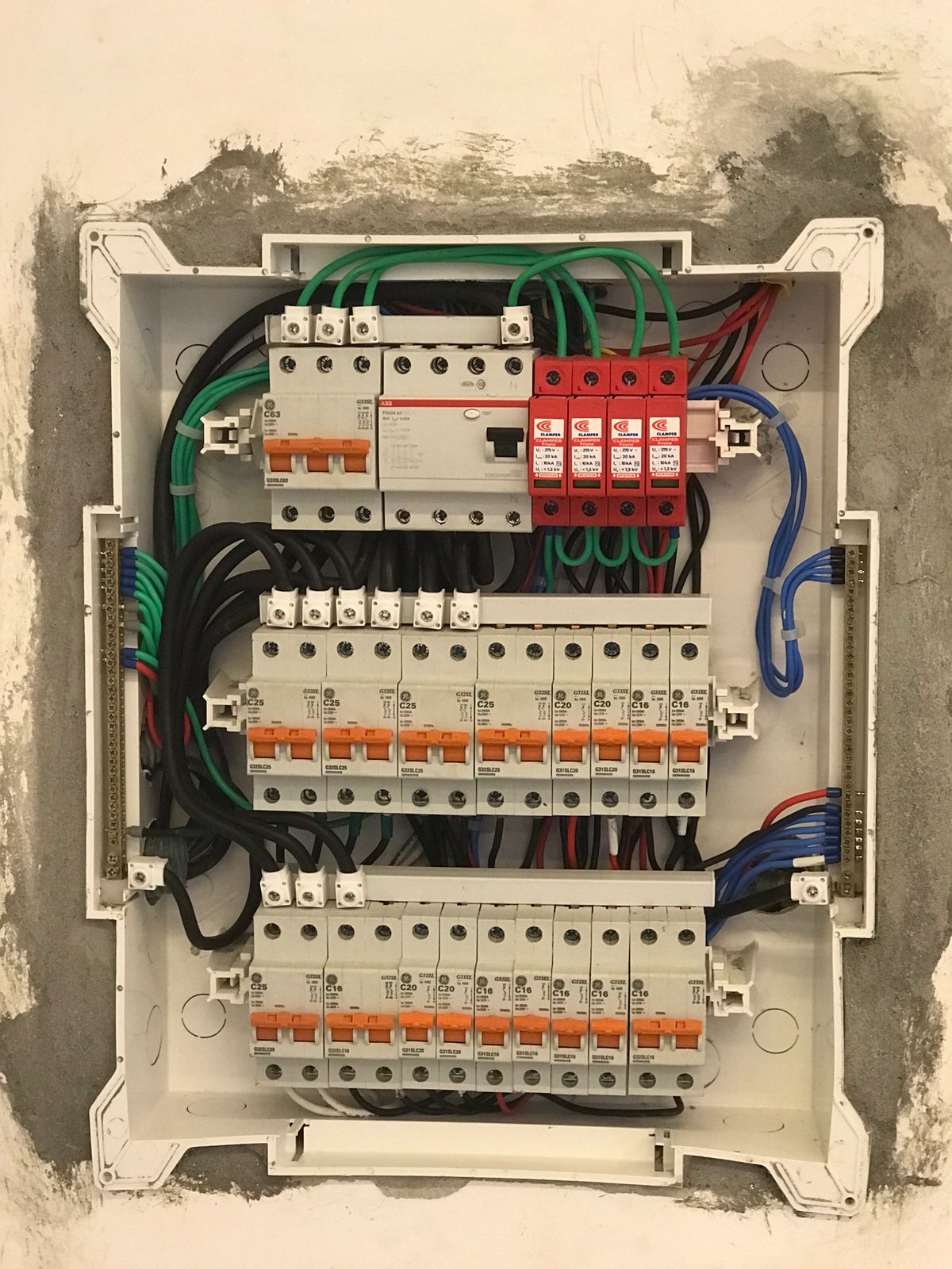 Quadro de disjuntores com cabos organizados e dispositivos de proteção