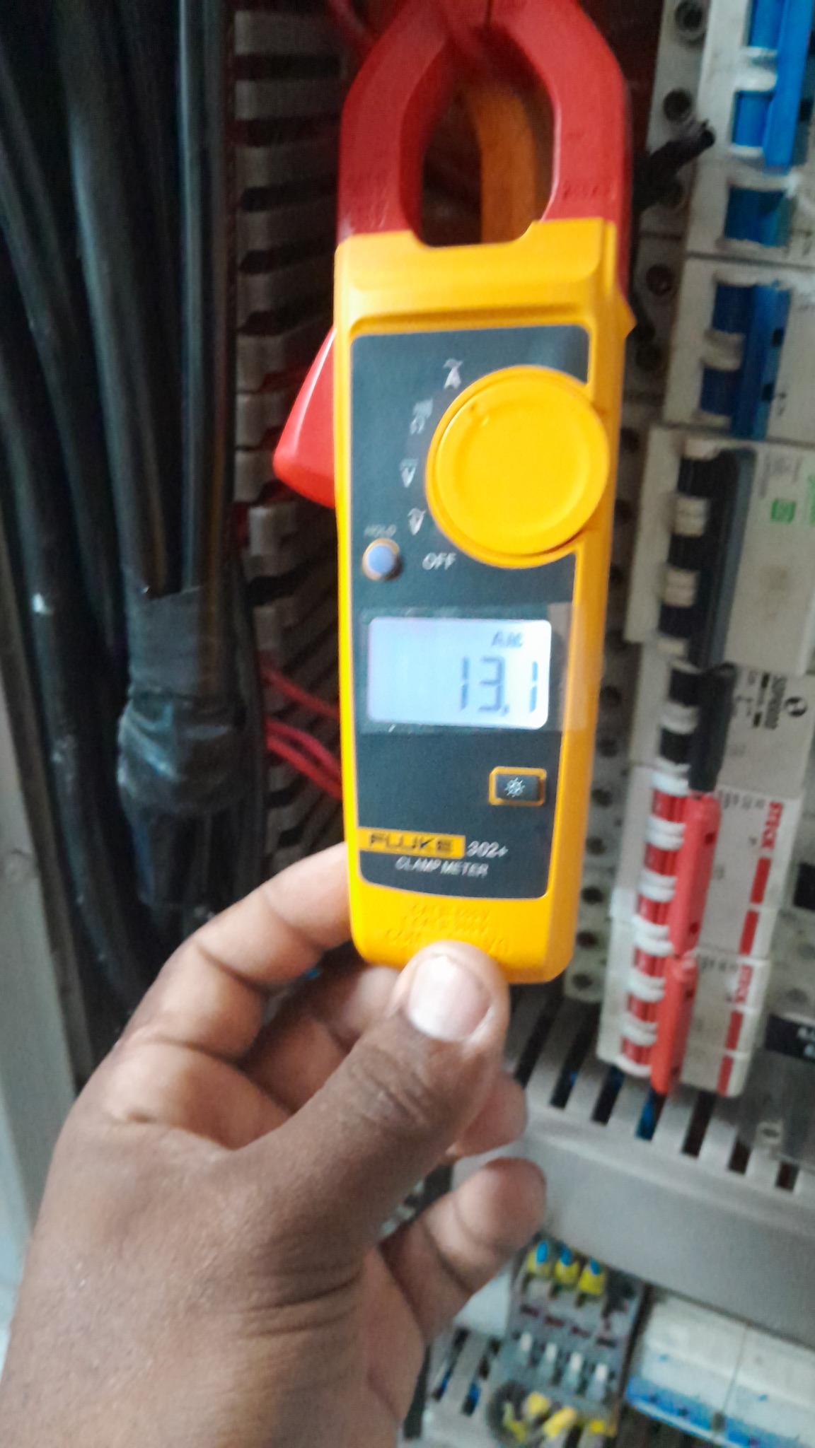 Medição de corrente com alicate amperímetro