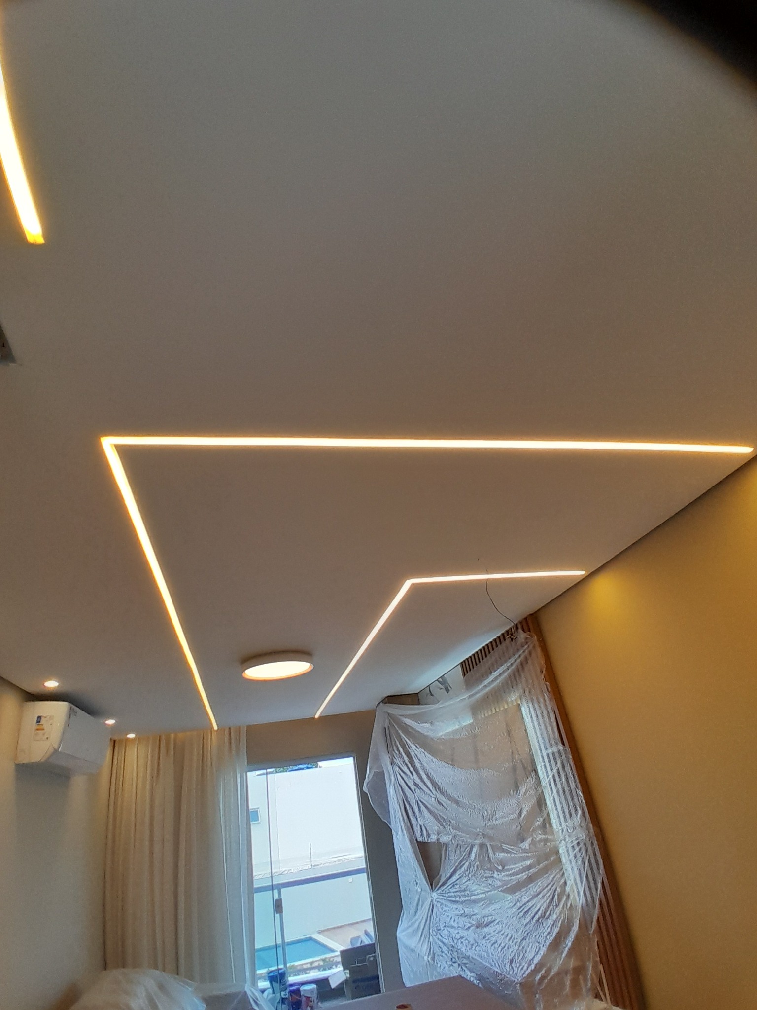 Sancas com fitas de LED integradas no teto