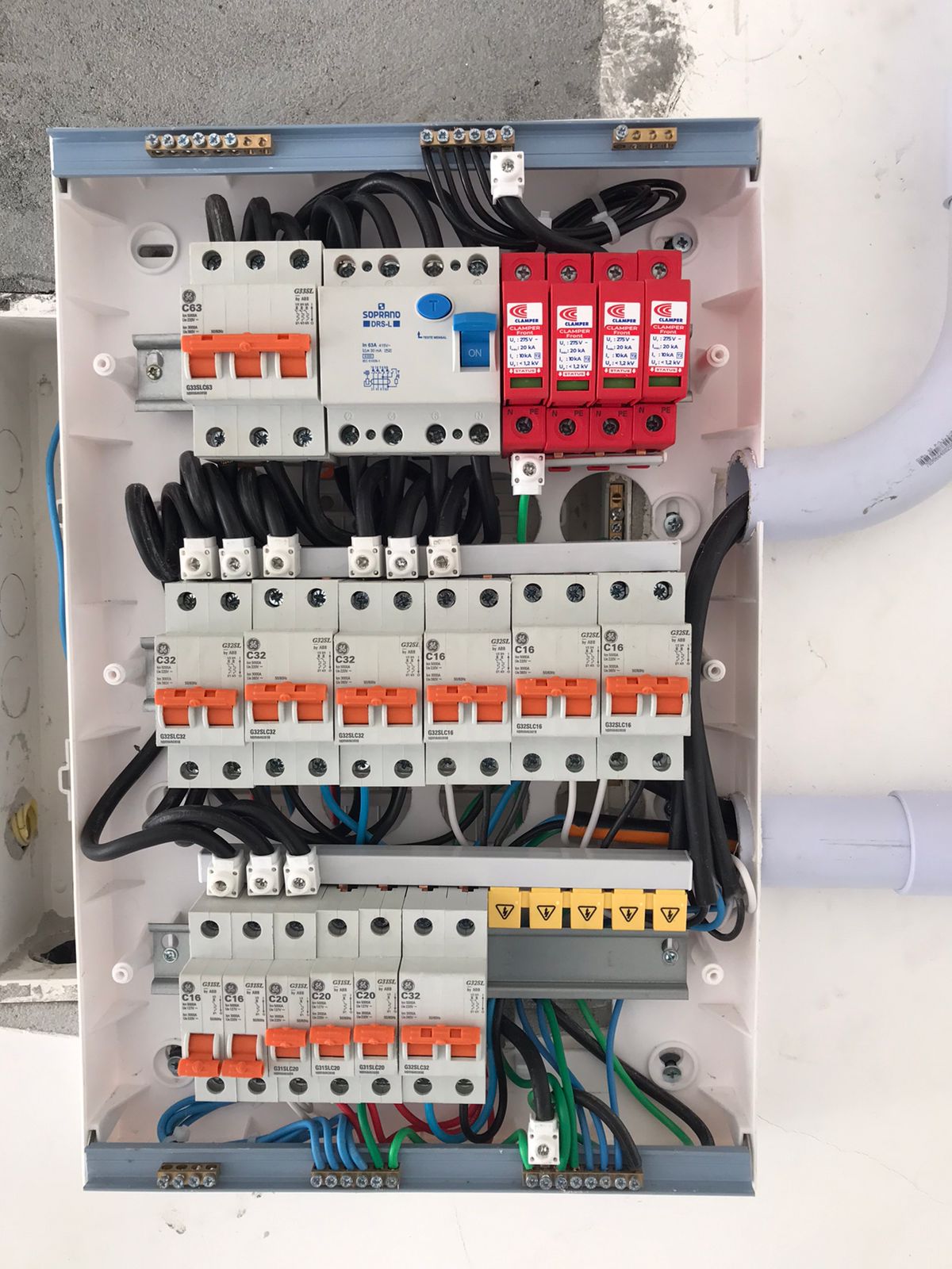 Quadro de disjuntores com acabamento limpo e cabos organizados