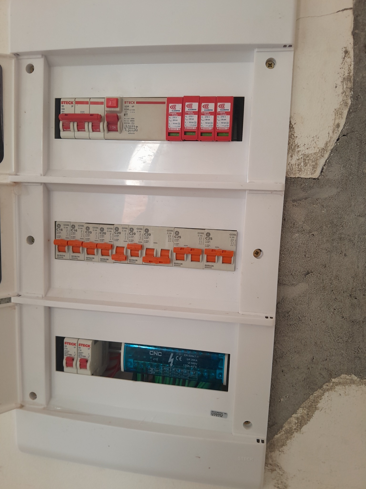 Quadro de disjuntores e DPS recém-instalado