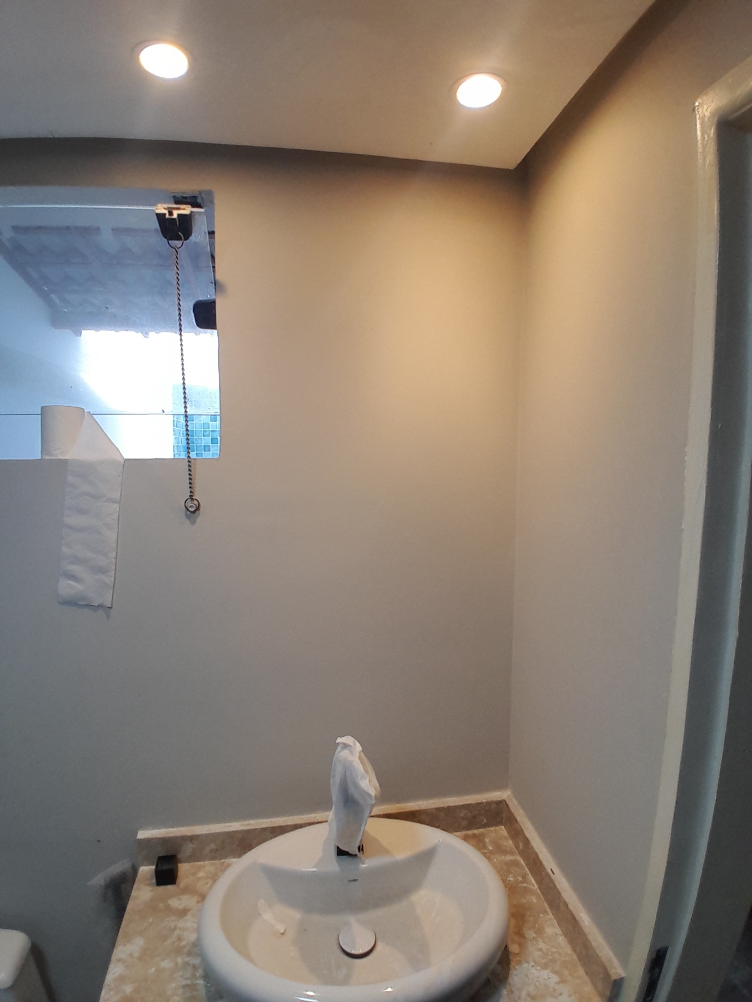 Banheiro com spots de iluminação embutidos