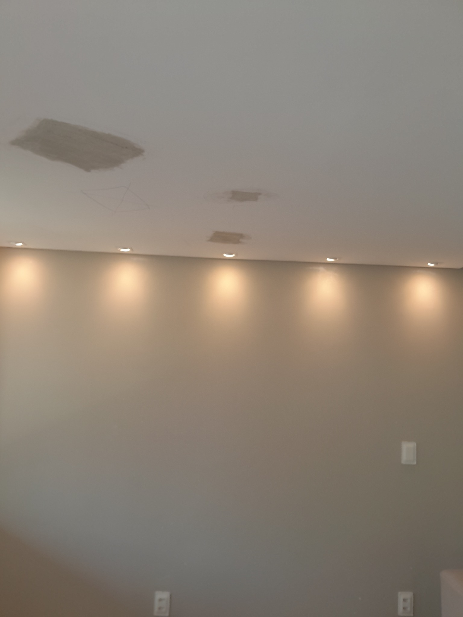 Sala com iluminação de spots no teto