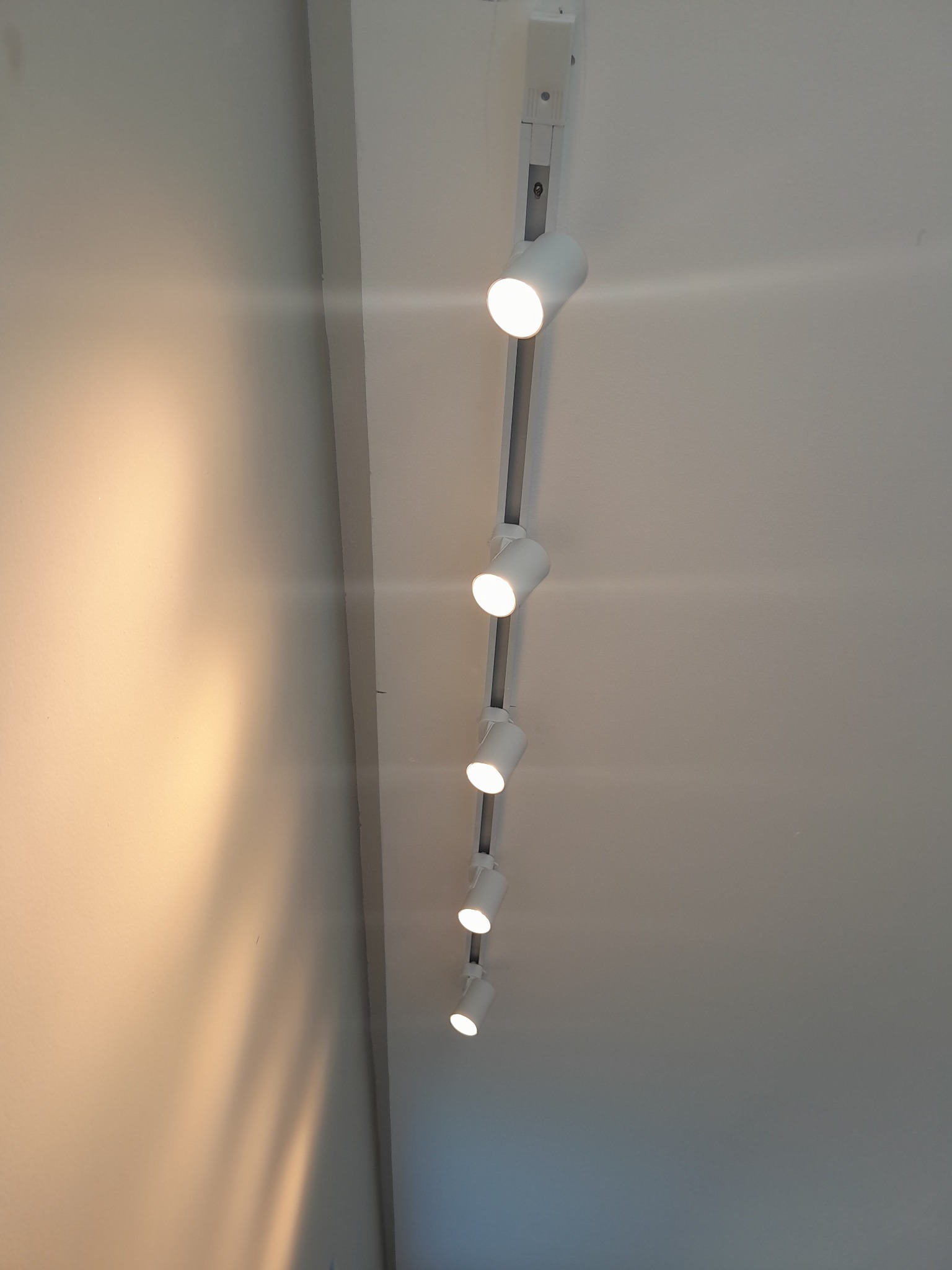 Trilho de spots direcionáveis instalado