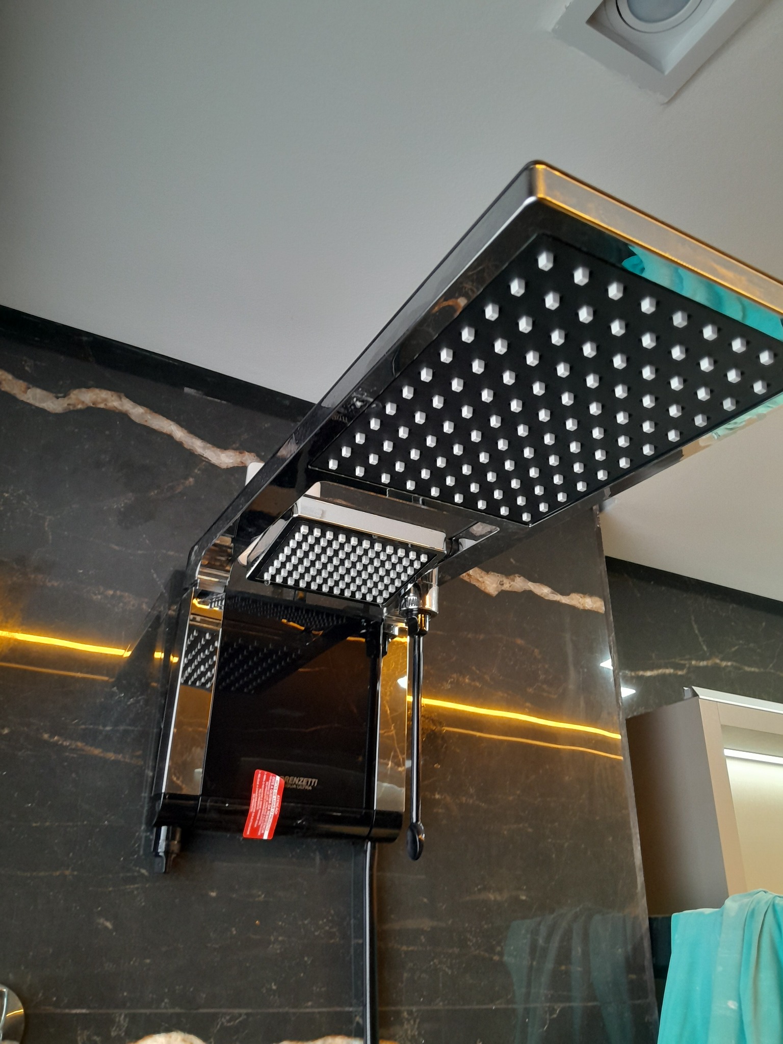 Chuveiro elétrico moderno instalado