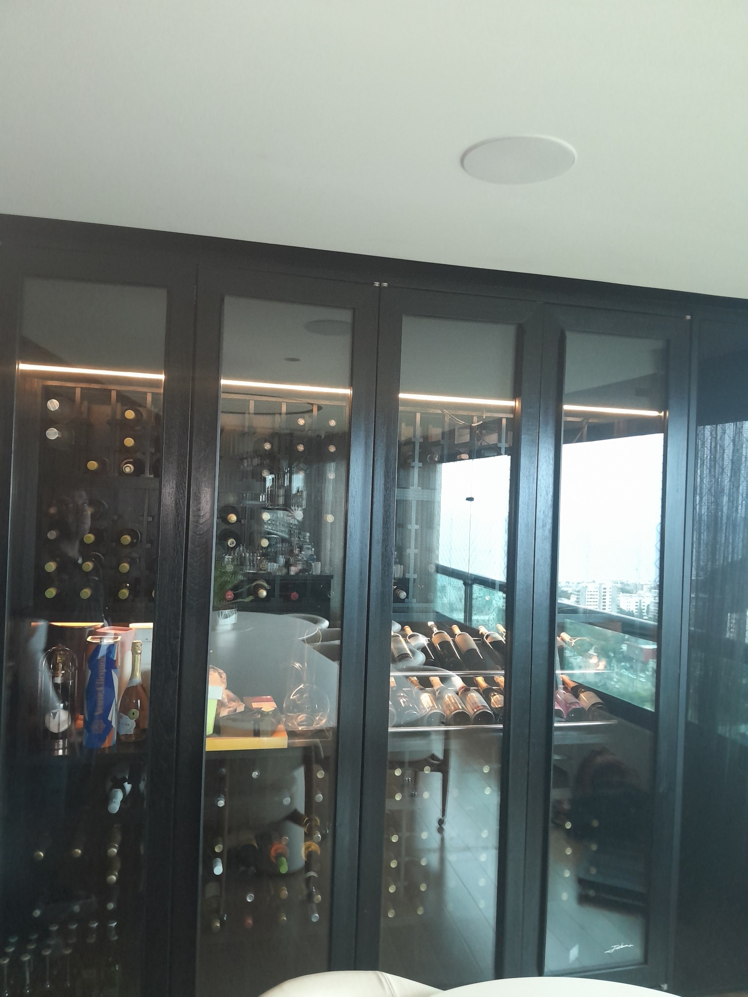 Adega iluminada com fita de LED