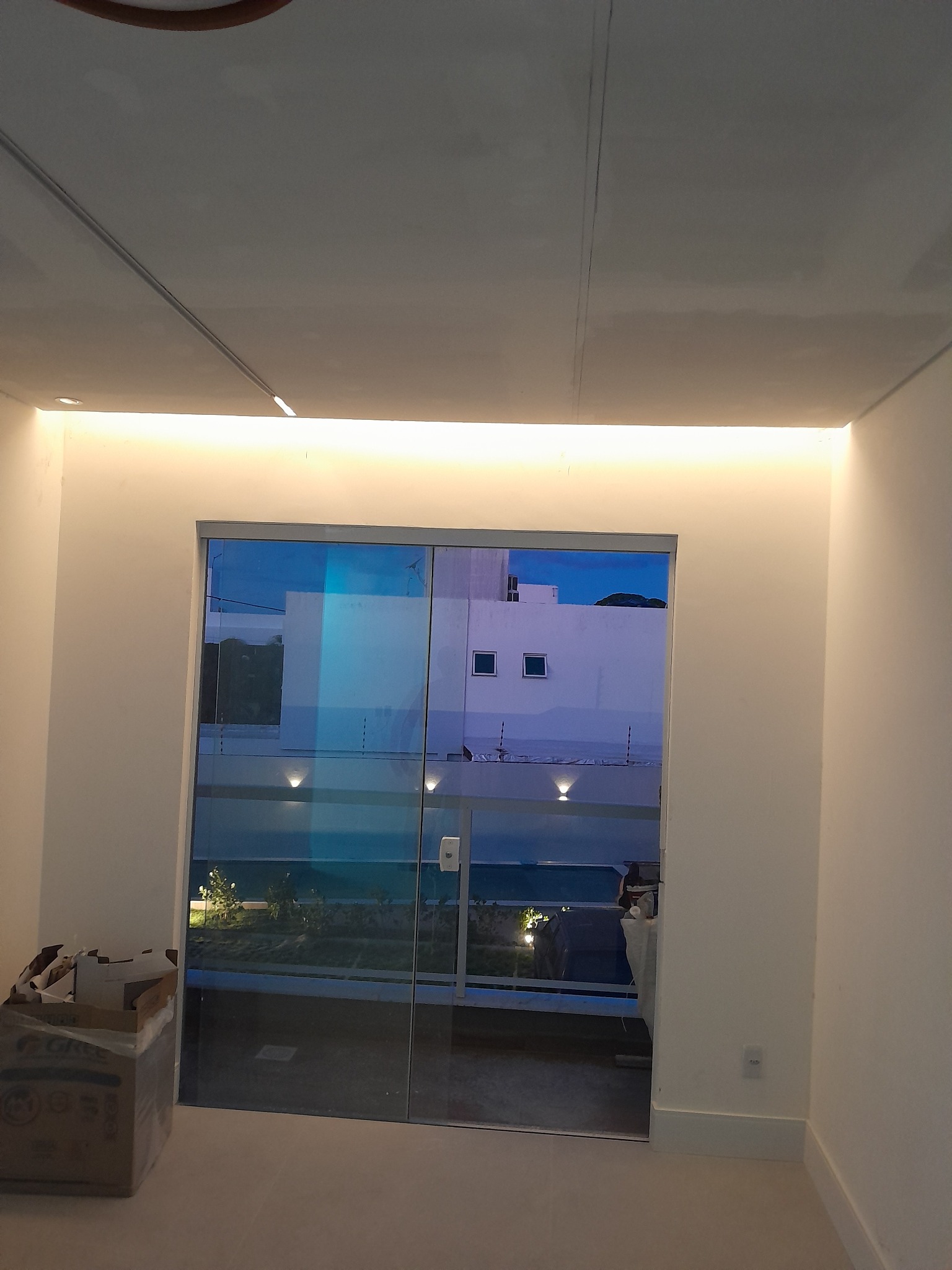 Sala com iluminação indireta