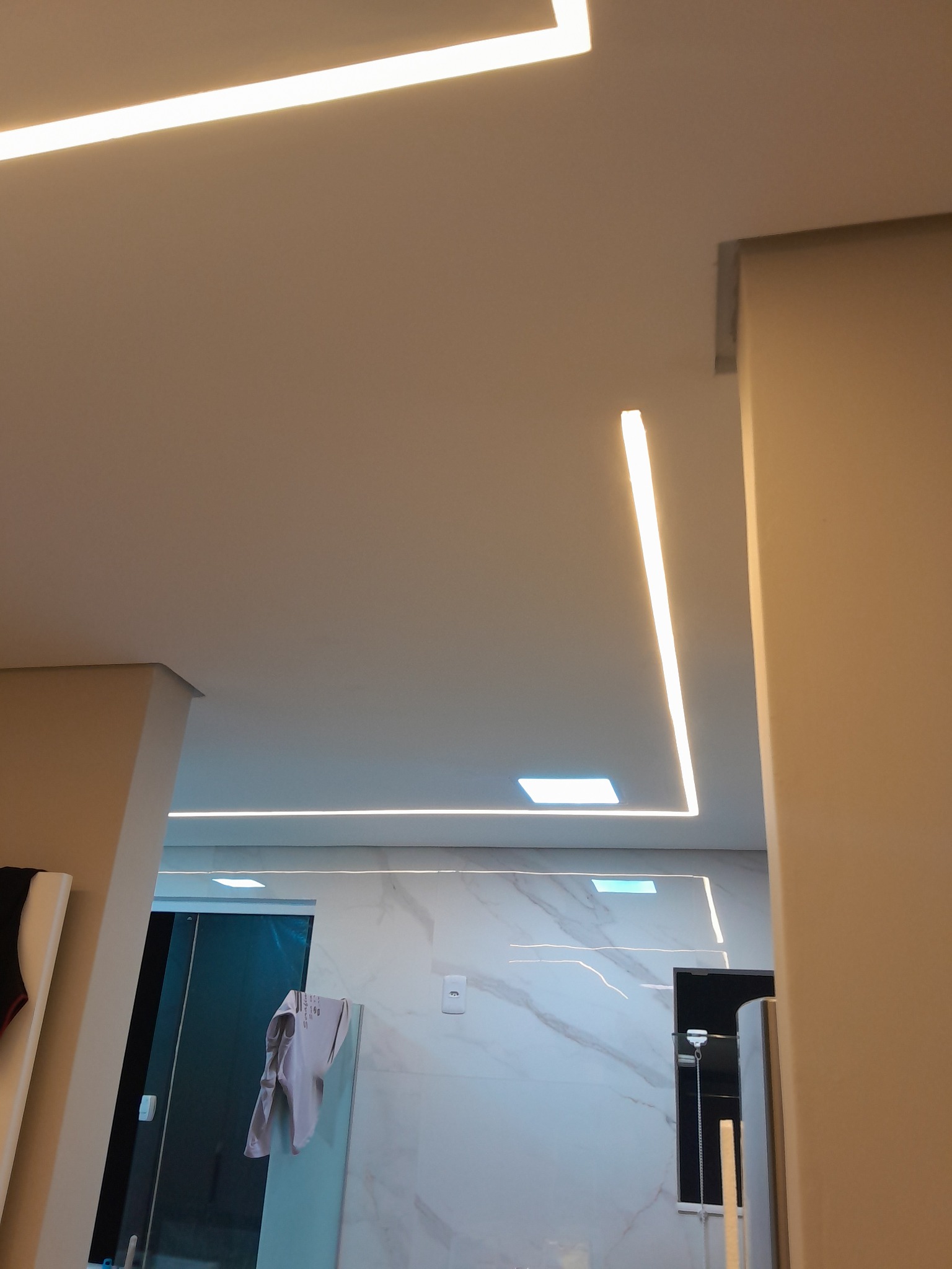 Iluminação indireta no banheiro