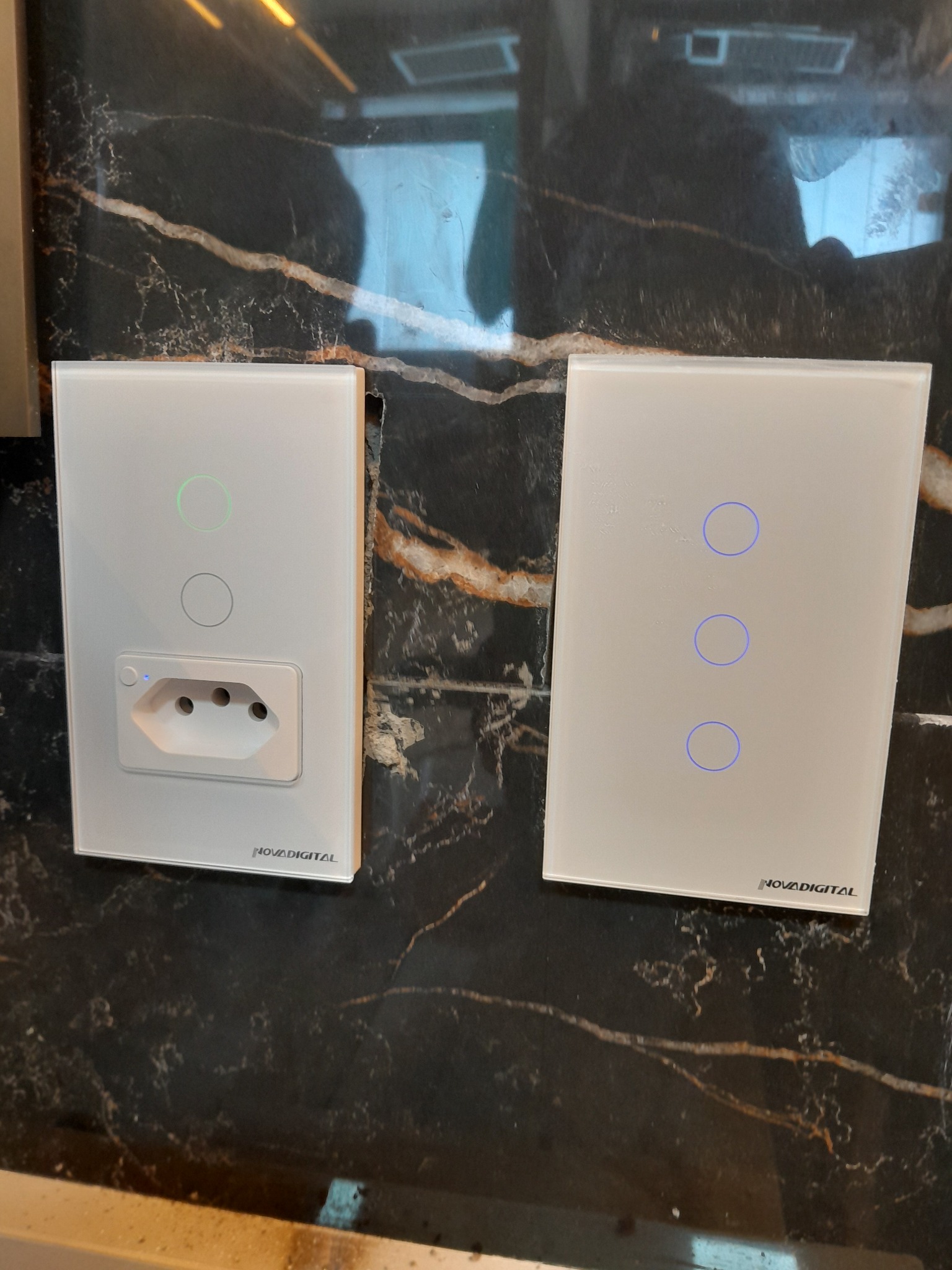 Tomadas e interruptores touch